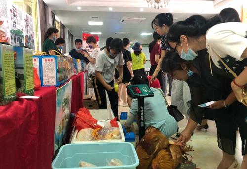 圖為扶貧農產品銷售現(xiàn)場.郭琰攝