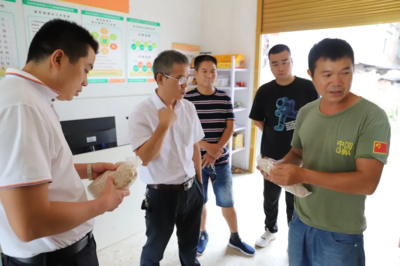 江華瑤族自治縣商務(wù)局程達(dá)明局長實(shí)地考察鎮(zhèn)、村級電商服務(wù)站點(diǎn)建設(shè)情況